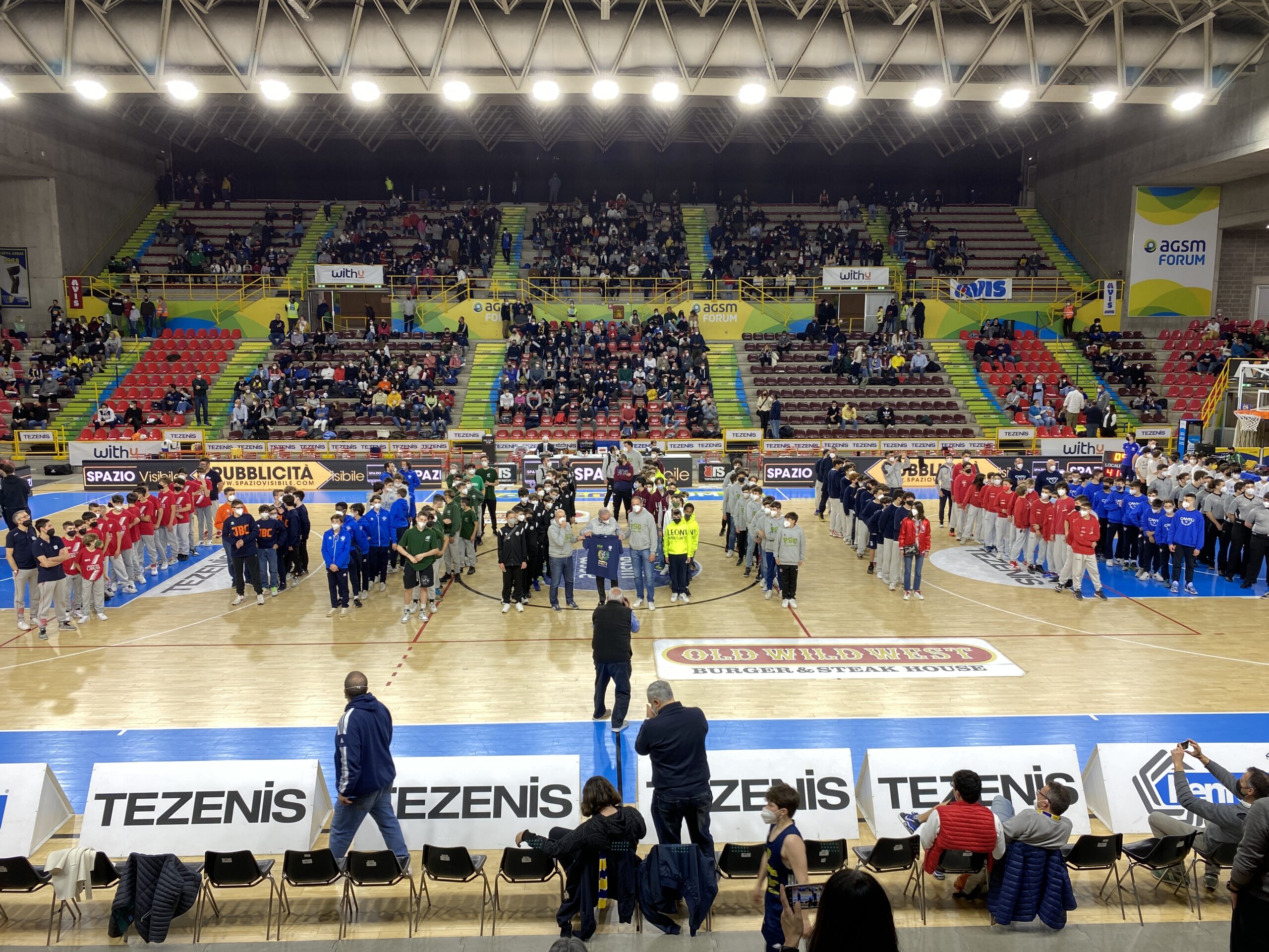 Per le squadre del Torneo della Pace l'applauso del Forum Tezenis